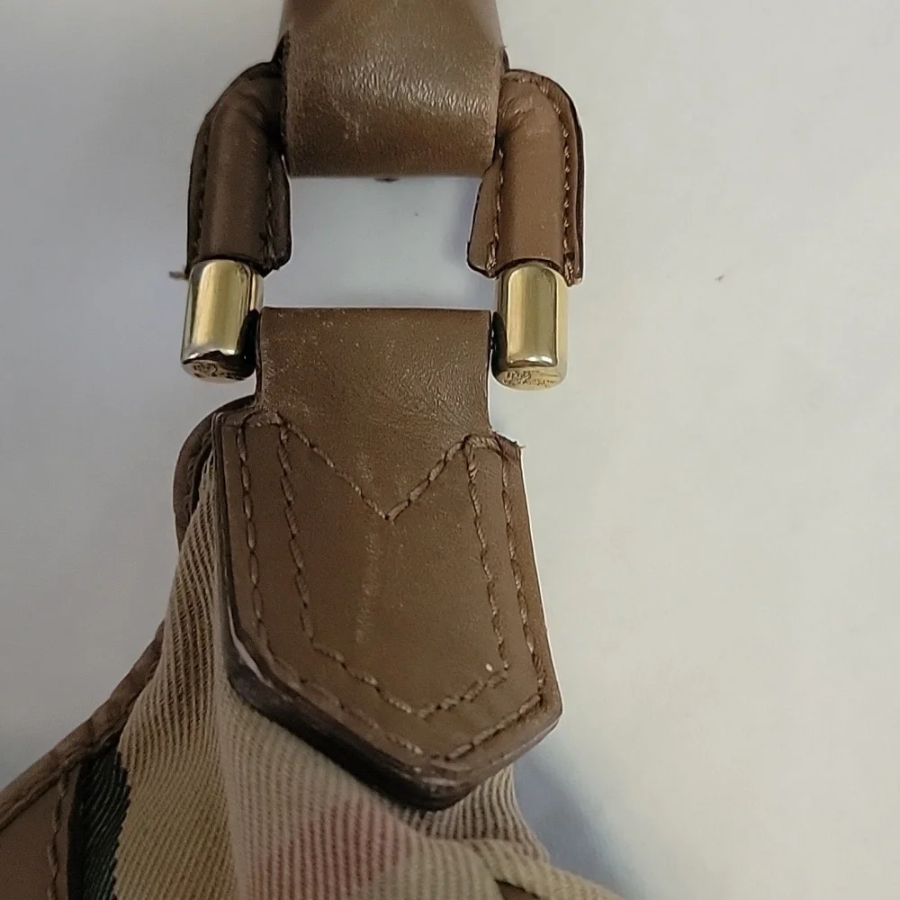 Indulge in Timeless Elegance:Your Unique Journey with a Pre-Loved Burberry Purse - Picture 2 of 4